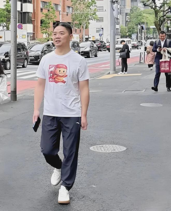 劉強東身穿豬豬俠T恤現(xiàn)身日本街頭今年最成功的擺拍出現(xiàn)了！(圖1)