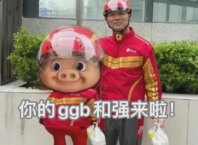 劉強東身穿豬豬俠T恤現(xiàn)身日本街頭今年最成功的擺拍出現(xiàn)了！(圖2)