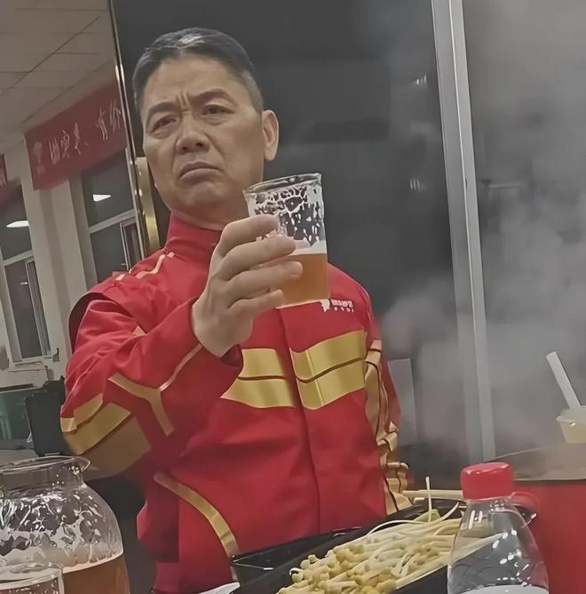 劉強東身穿豬豬俠T恤現(xiàn)身日本街頭今年最成功的擺拍出現(xiàn)了！(圖7)