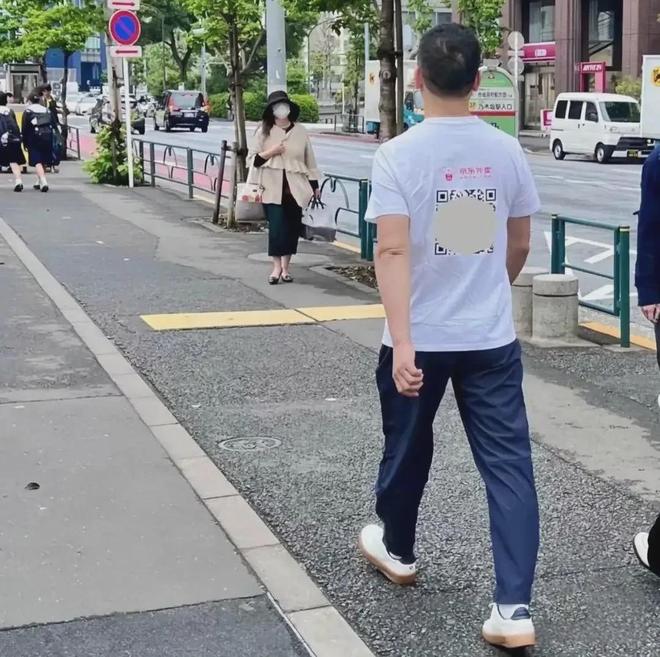 劉強東身穿豬豬俠T恤現(xiàn)身日本街頭今年最成功的擺拍出現(xiàn)了！(圖4)